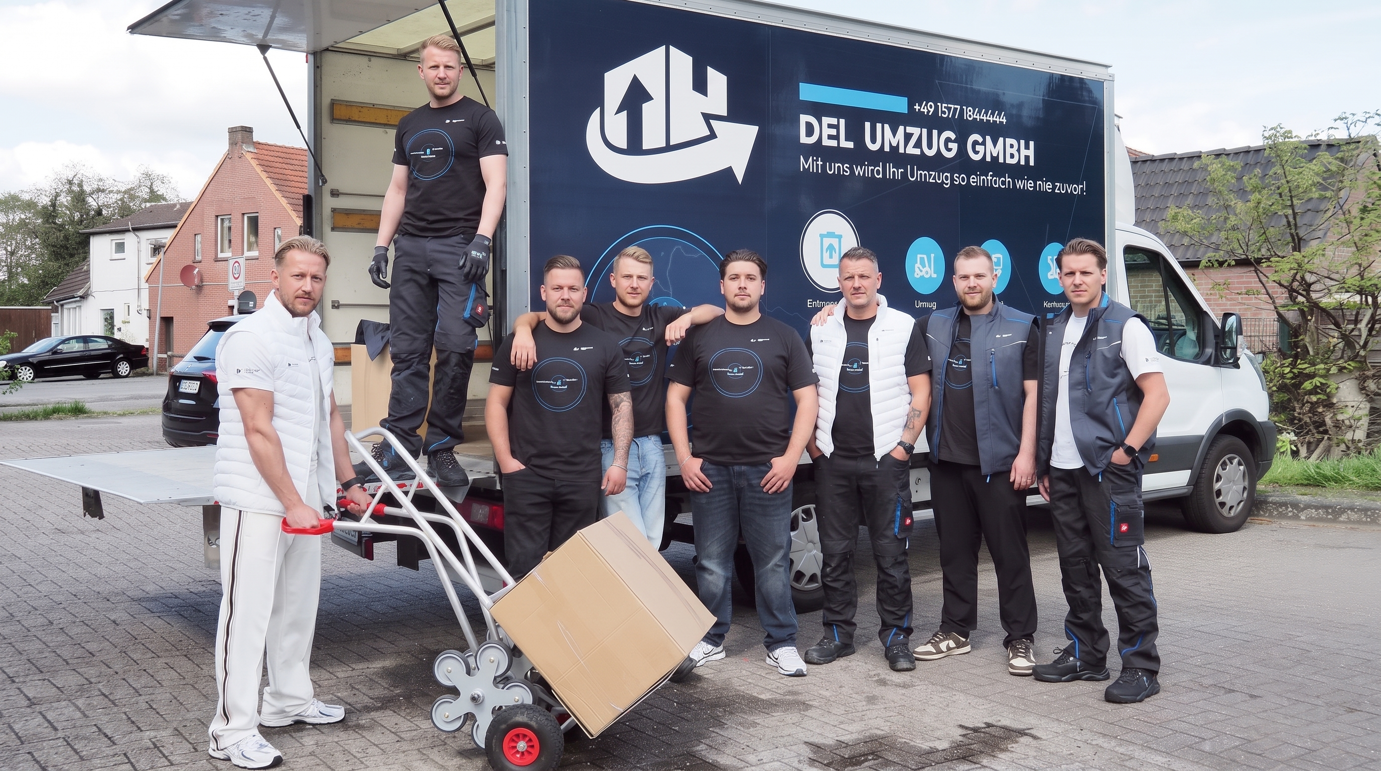 Das DEL UMZUG Team vor dem beschrifteten Umzugsfahrzeug