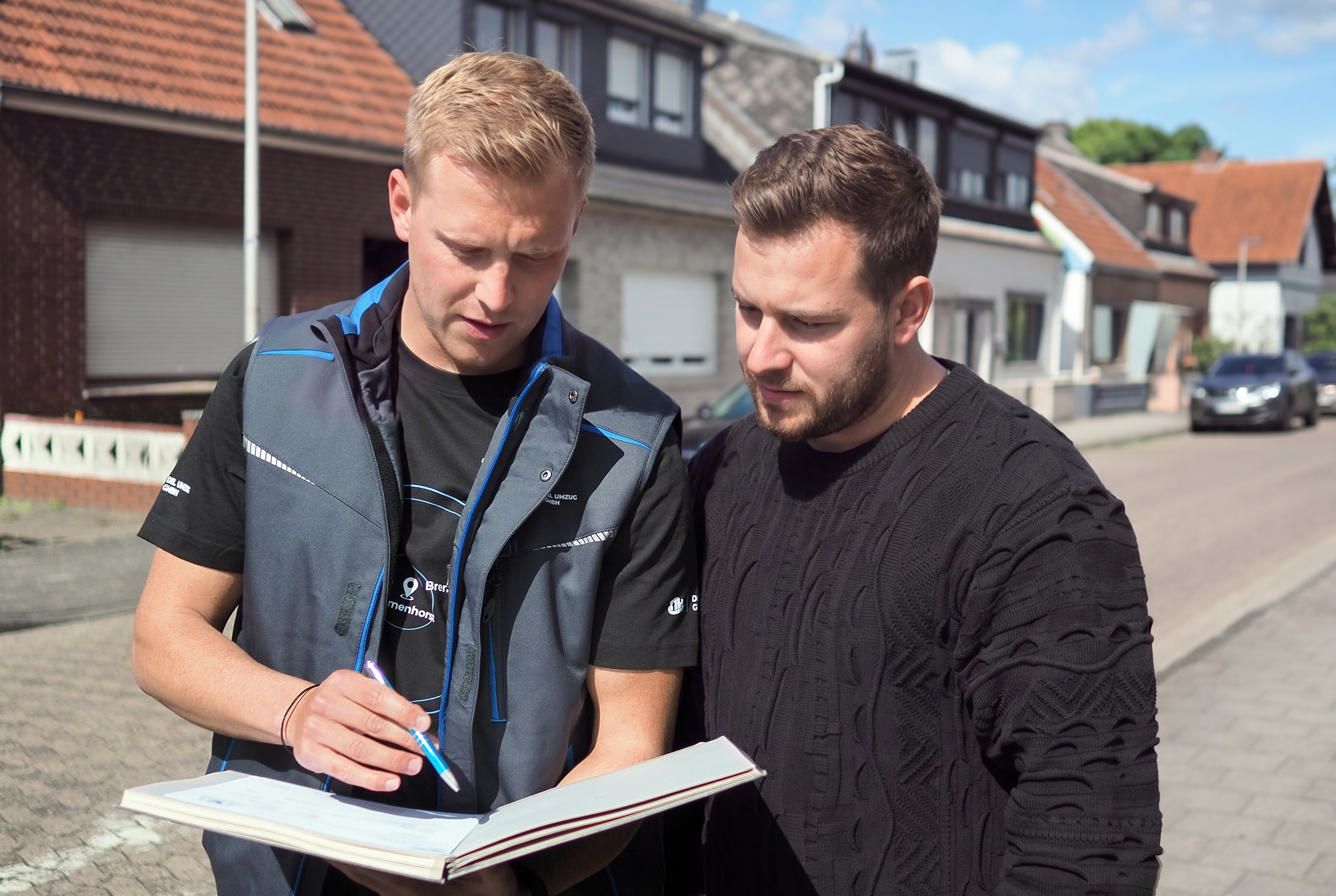 DEL UMZUG Mitarbeiter berät einen Kunden persönlich