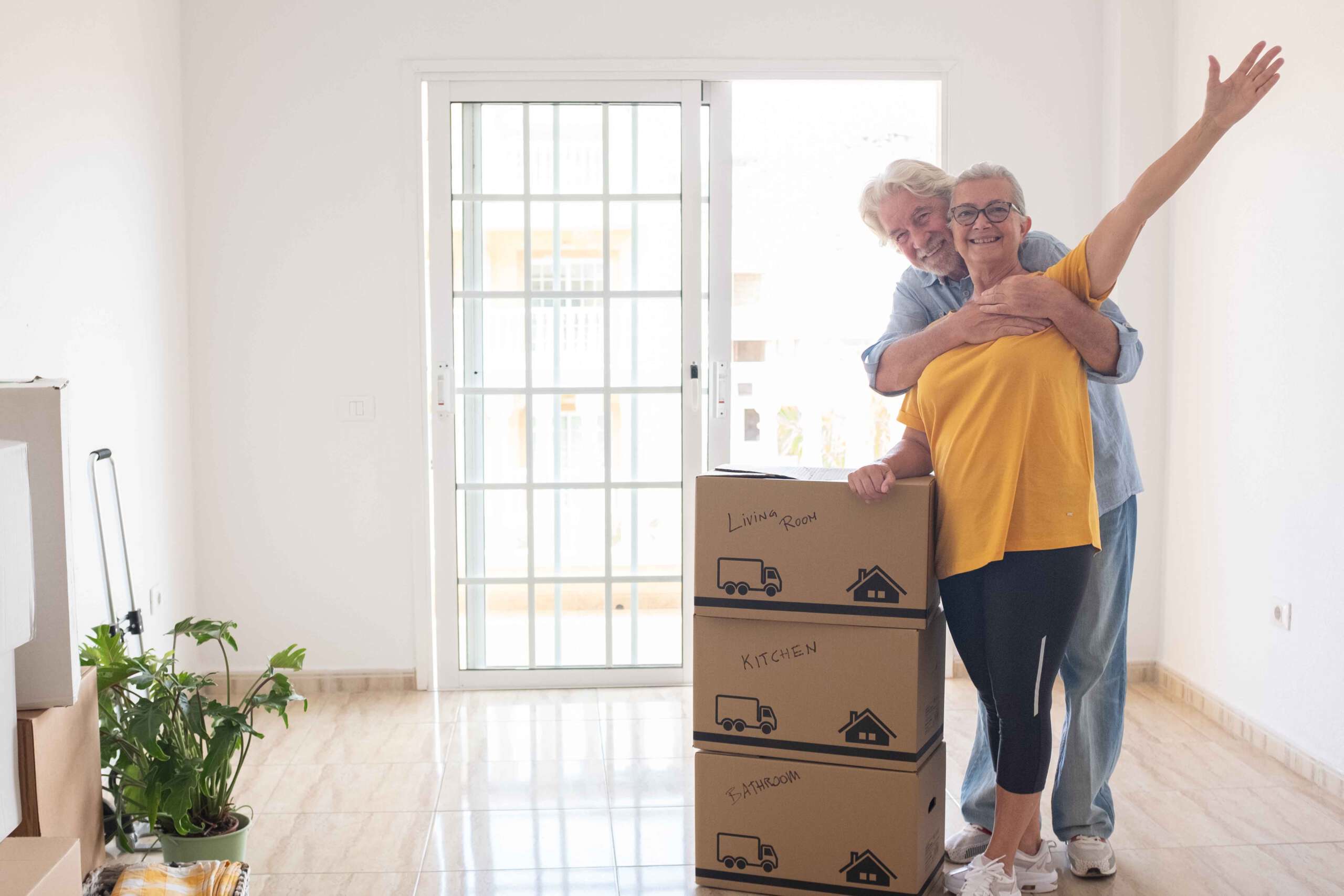 Älteres Paar freut sich in der neuen Wohnung